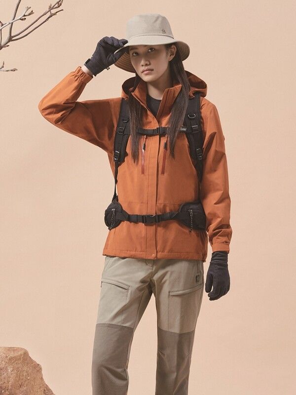 레드페이스가 아웃도어 활동에 가을 무드를 더해 줄 여성용 단풍산행 룩을 선보였다. 사진=레드페이스