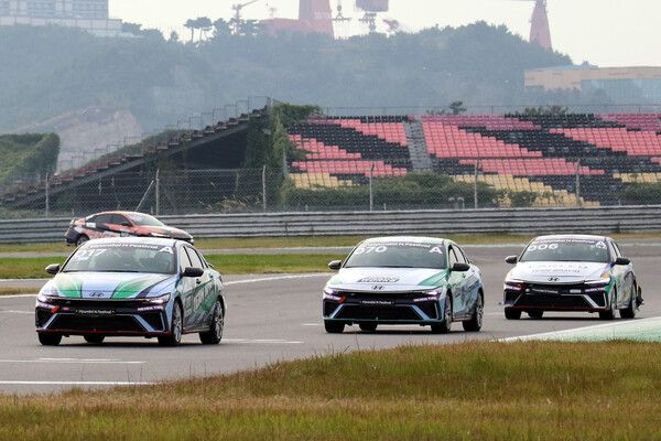 2024 현대 N 페스티벌 6라운드 아반떼 N2컵 제6전에서 접전을 벌이는 강신홍, 황준석, 김태희(앞쪽부터). 사진=전현철 기자.