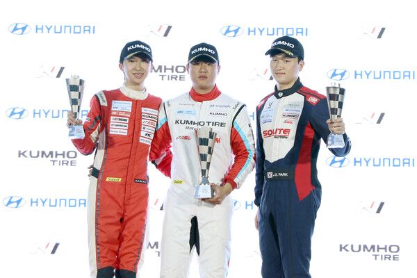 2024 현대 N 페스티벌 6라운드 아이오닉 5 eN1컵 9전 시상식, 왼쪽부터 2위 김규민, 우승 이창욱, 3위 박준성. 사진=전현철 기자