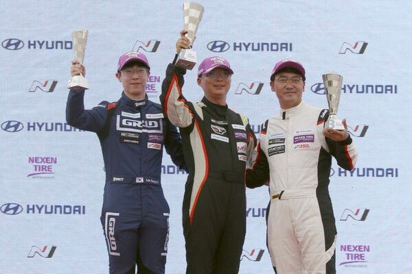 2024 현대 N 페스티벌 6라운드 아반떼 N2컵 제6전 시상식, 왼쪽부터 2위 이상진, 우승 김효겸, 3위 이팔우. 사진=전현철 기자.