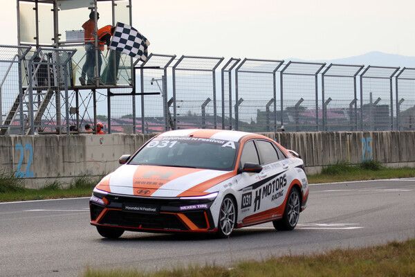 2024 현대 N 페스티벌 6라운드 아반떼 N2컵 제6전에서 가장 먼저 체커기를 받는 김효겸. 사진=전현철 기자.