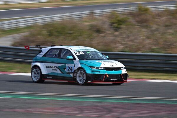 2024 현대 N 페스티벌 6라운드 아이오닉 5 eN1컵 9전에서 달리고 있는 이창욱. 사진=현대 N 페스티벌.