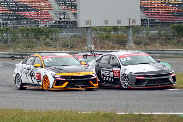 2024 현대 N 페스티벌 6라운드 아반떼 N1컵 최종전에서 접전을 벌이는 강병휘(21)와 강동우(03). 사진=전현철 기자.