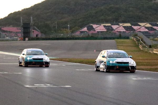 2024 현대 N 페스티벌 6라운드 아이오닉 5 eN1컵 최종전 결선에서 나란히 달리는 노동기(왼쪽)과 이창욱. 사진=전현철 기자