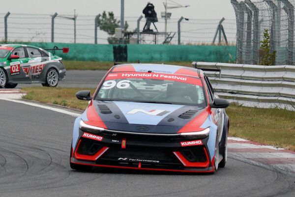 2024 현대 N 페스티벌 6라운드 아반떼 N1컵 최종전에서 선두로 달리는 미켈 아즈코나. 사진=전현철 기자.