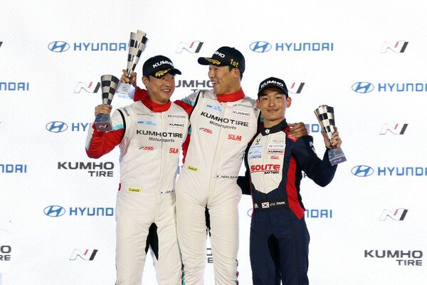 2024 현대 N 페스티벌 6라운드 아이오닉 5 eN1컵 최종전 시상식, 왼쪽부터 2위 이창욱, 우승 노동기, 3위 박준의