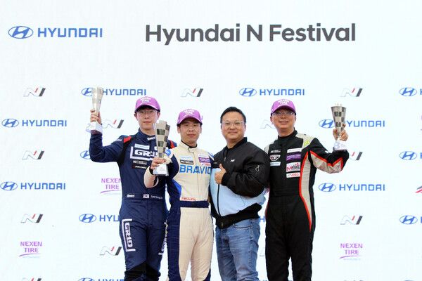 2024 현대 N 페스티벌 6라운드 아반떼&nbsp;N2컵 최종전 시상식, 왼쪽부터 2위 이상진, 우승 정상오, 현대자동차 박준우 상무, 3위 김효겸.