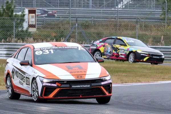 2024 현대 N 페스티벌 6라운드 아반떼&nbsp;N2컵 최종전 결선에서 달리고 있는 김효겸(앞)과 전대은. 사진=전현철 기자.