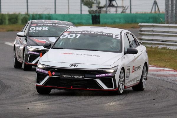 2024 현대 N 페스티벌 6라운드 아반떼&nbsp;N2컵 최종전에서 선두로 달리는 정상오(앞)