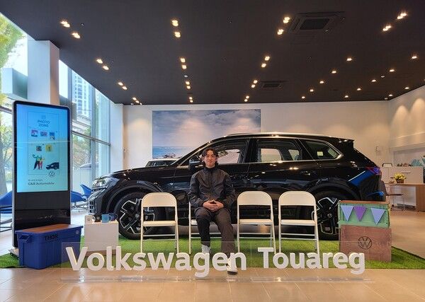 폭스바겐 공식딜러 지엔비오토모빌이 국내 프로야구 스타 구자욱 선수와 함께하는 고객 팬 사인회를 진행했다. 사진=지엔비오토모빌