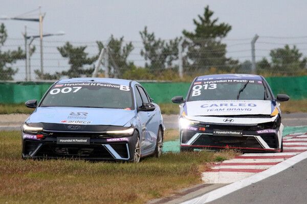 2024 현대 N 페스티벌 6라운드 아반떼 N2컵 챌린지 최종전 중 추돌사고로 코스 옆에 멈춰선 신일경(07)과 박성환(13)의 경주차. 사진=전현철 기자.