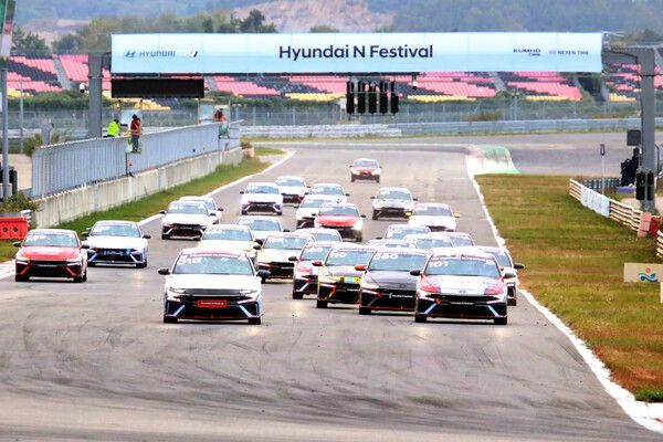[2024 현대 N 페스티벌 최종전 아반떼 N2컵 챌린지 결선 스타트. 사진=전현철 기자.