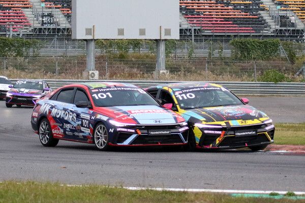 2024 현대 N 페스티벌 6라운드 아반떼 N2컵 챌린지 최종전 마지막랩에서 제네치스(101)를 추월하는 이경남(110). 사진=전현철 기자