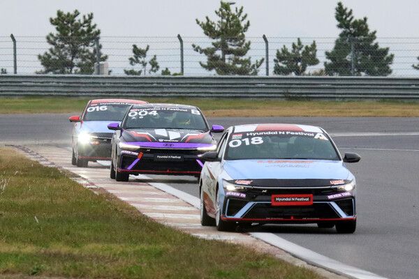 2024 현대 N 페스티벌 6라운드 아반떼 N2컵 챌린지 제6전에서 나란히 달리고 있는 이윤재, 조승, 신찬(앞쪽부터). 사진=전현철 기자.