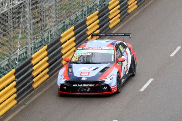 2024&nbsp;TCR 월드 투어 최종전 예선에서 달리고 있는 미켈리즈. 사진=전현철 기자