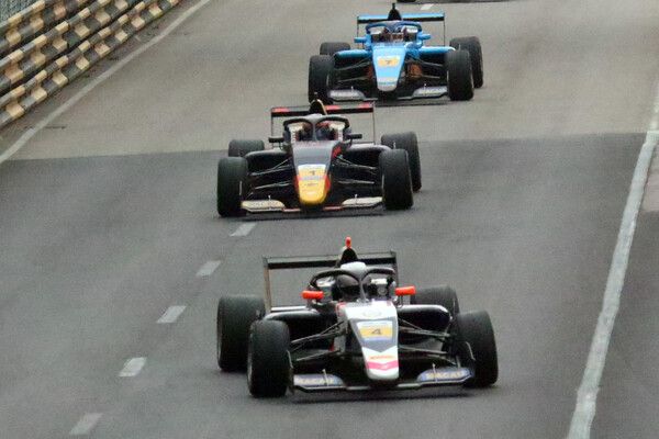 2024 마카오 그랑프리 포뮬러 리저널 월드컵 퀄리파잉 레이스에서 달리고 있는 우고 우고추쿠, 올리버 괴테, 노엘 레온(앞쪽부터) 사진=전현철 기자.