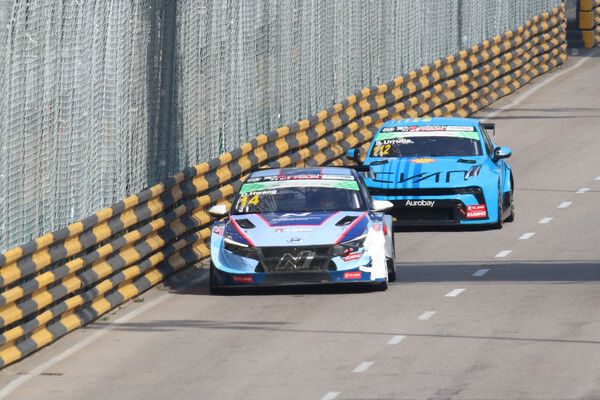 2024 TCR 월드 투어 최종전 1차 결선에서 TCR 월드 투어 클래스의 산티아고 우루티아와 접전을 벌이는 황도윤. 사진=전현철 기자.