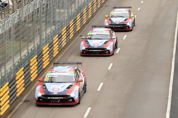 2024 금호 TCR 월드 투어 최종전 마카오 그랑프리 2차 결선에서 줄지어 달리는 노버트 미켈리즈, 미켈 아즈코나, 네스터 지롤라미(앞쪽부터). 사진=전현철 기자
