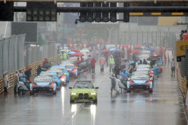 2024 금호 TCR 월드 투어 2차 결선을 앞두고 내리는 비로 인해 그리드에서 대기하는 경주차들. 사진=전현철 기자.