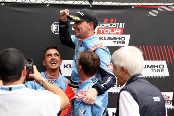 2024 금호 TCR 월드 투어 챔피언을 확정짓고 팀메이트 미켈 아즈코나, 네스터 지롤라미에게 축하를 받는 노버트 미켈리즈(가운데). 사진=전현철 기자.