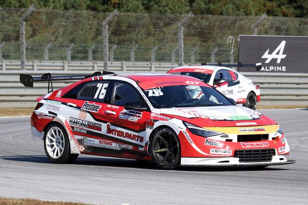 2024 오네 슈퍼레이스 제6전 GT 클래스에서 선두로 달리고 있는 이동호. 사진=전현철 기자.