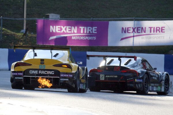 2024 오네 슈퍼레이스 슈퍼6000 제8전 결선에서 접전을 벌이는 황진우(앞)과 강진성. 사진=전현철 기자.