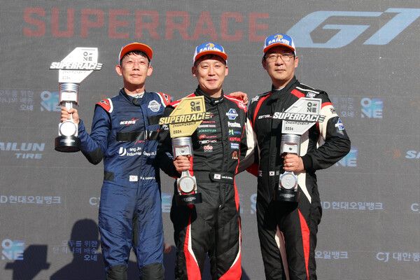 2024 오네 슈퍼레이스 제6전 GT 클래스 시상식, 왼쪽부터 2위 남기문, 우승 이동호, 3위 문세은. 사진=전현철 기자.