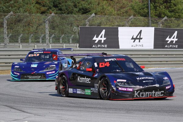 2024 오네 슈퍼레이스 슈퍼6000 제8전에서 선두로 달리는 정의철(앞)과 2위 오한솔. 사진=전현철 기자.