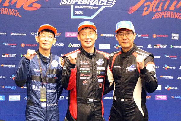 2024 오네 슈퍼레이스 제6전 GT 클래스 입상자 기자회견. 이동호(가운데)가 우승했고 남기문(왼쪽)과 문세은이 각각 2, 3위를 했다. 사진=전현철 기자