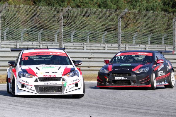 2024 오네 슈퍼레이스 제6전 GT 클래스에서 접전을 벌이는 남기문(앞)과 정경훈. 사진=전현철 기자.