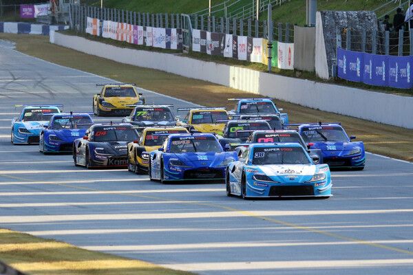 2024 오네 슈퍼레이스 슈퍼6000 제8전 결선 스타트. 사진=전현철 기자.