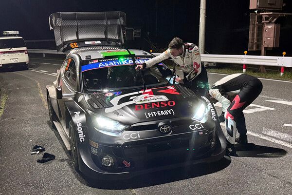 2024 WRC 일본 랠리 둘째날 마지막 슈퍼스페셜스테이지를 앞두고 차량 점검중인 엘핀 에반스. 사진=전현철 기자.