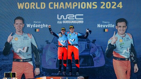 2024 WRC 드라이버즈 챔피언을 차지하고 기뻐하는 티에리 뉴빌과 코드라이버 마틴 와이데거. 사진=현대 모터스포트