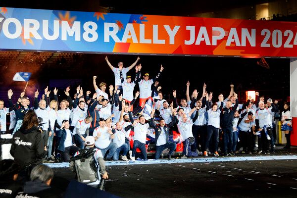 2024 WRC 최종전 일본 랠리가 끝나고 다함께 환호하는 현대 모터스포트 팀원들. 사진=전현철 기자.