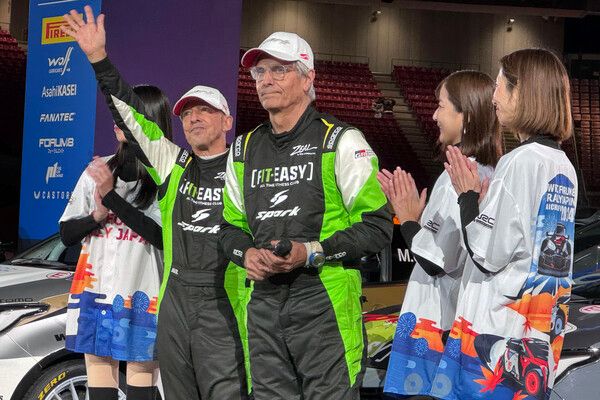 시상식에서 팬들의 성원에 답례하는 디디에 오리올(왼쪽)과 코드라이버 드니스 기라우뎃. 사진=전현철 기자.