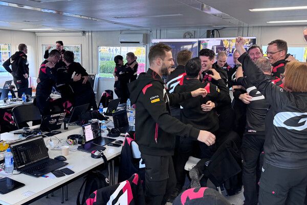 매뉴팩처러즈 챔피언십 타이틀이 확정되는 순간 일제히 기뻐하는 토요타 가주레이싱 팀원들. 사진=전현철 기자.