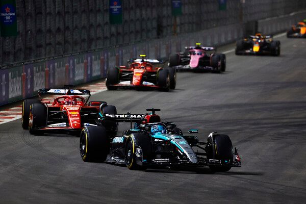 폴 투 윈을 한 조지 러셀이 대열을 이끌고 있다. 사진=메르세데스 F1