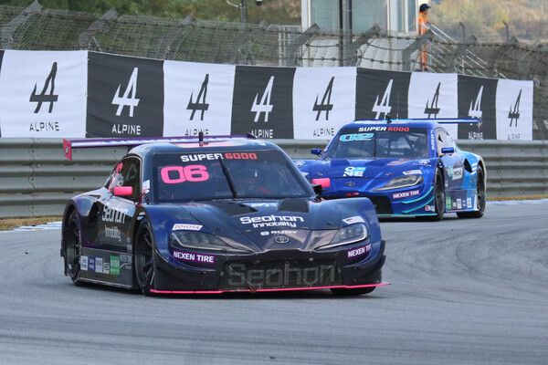 2024 오네 슈퍼레이스 슈퍼6000 최종전에서 김동은(뒤)과 접전을 벌이는 장현진. 사진=전현철 기자.