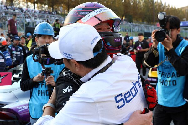 2024 오네 슈퍼레이스 슈퍼6000 최종전 종료 후 서한그룹 김용석 부회장의 축하를 받는 장현진. 사진=전현철 기자.