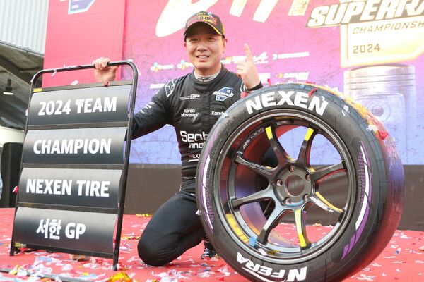 2024 오네 슈퍼레이스 슈퍼6000 최종전 챔피언 시상식에서 포즈를 취하는 장현진. 사진=전현철 기자.