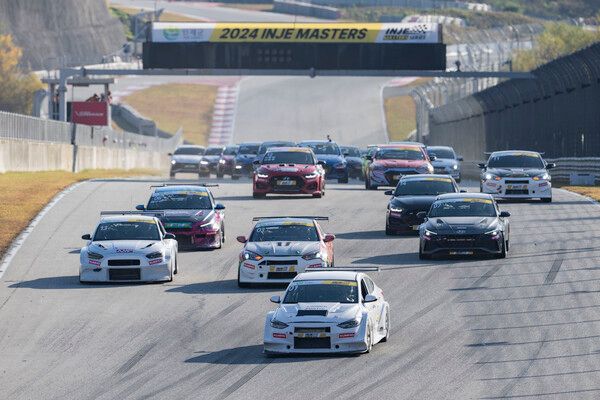 원상연이 인제모터스피디움(길이 3.908km)에서 열린 ‘인제 마스터즈 시리즈 인제 내구 INGT1 클래스’를 2연승으로 연결시키며 최종 라운드에서 우승했다. 사진은 출발 장면. 제공=인제스피디움
