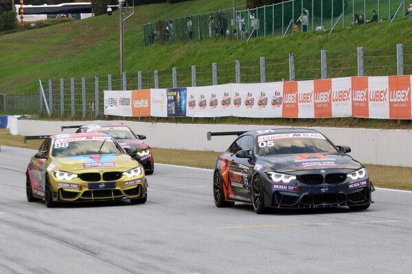 2024 오네 슈퍼레이스 루벡스 M클래스 최종전 마지막 랩에서 직선주로를 달리는 서승완(왼쪽)과 송기영. 사진=전현철 기자.