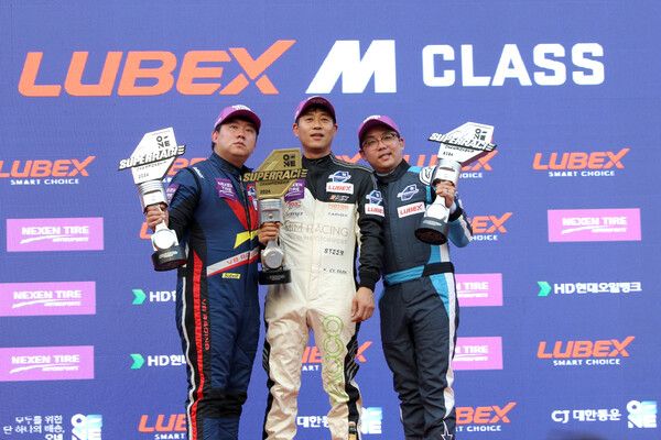 2024 오네 슈퍼레이스 루벡스 M클래스 최종전 시상식. 박찬영(가운데)이 우승했고 김민현(왼쪽)과 서승완이 각각 2, 3위를 했다. 사진=전현철 기자.
