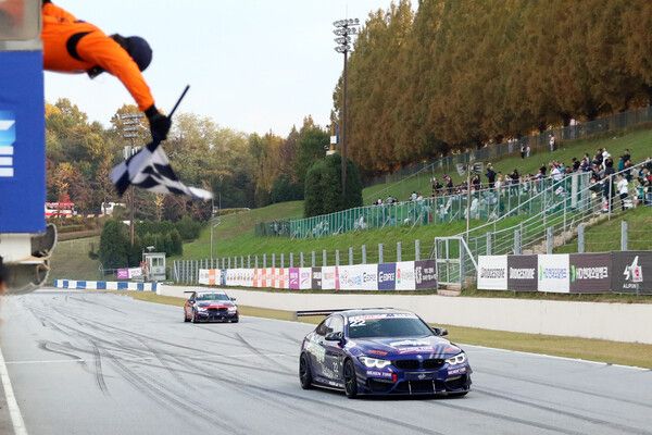 2024 오네 슈퍼레이스 루벡스 M클래스 최종전에서 가장 먼저 체커기를 받는 박찬영. 사진=전현철 기자.