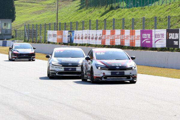 2024 오네 슈퍼레이스 프리우스 PHEV 클래스 최종전 파이널랩에서 송형진(86)의 옆으로 빠져나와 추월을 시도하는 강창원(07). 사진=전현철 기자.