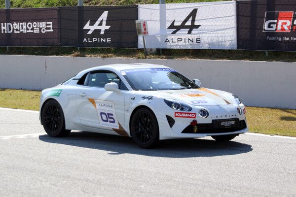 2024 오네 슈퍼레이스 알핀 클래스 최종전에서 달리고 있는 송기영. 사진=전현철 기자.