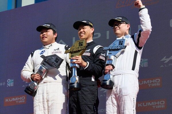 2024 오네 슈퍼레이스 알핀 클래스 최종전 시상식, 왼쪽부터 2위 김정수, 우승 송기영, 3위 변수민. 사진=슈퍼레이스.