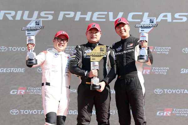 2024 오네 슈퍼레이스 프리우스 PHEV 클래스 최종전 시상식, 왼쪽부터 2위 송형진, 우승 강창원 ,3위 천용민. 사진=전현철 기자.