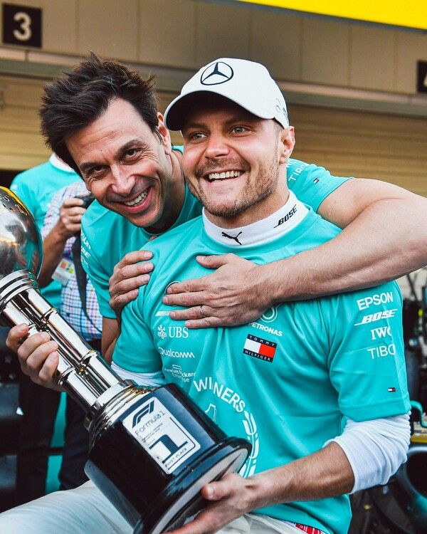 메르세데스 시절 우승을 차지하고 토토 볼프 감독으로부터 축하를 받는 발테리 보타스. 사진=메르세데스.