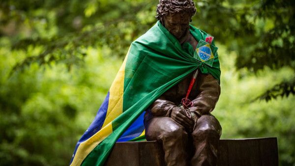 이몰라 서킷 텀브렐로 코너의 아일톤 세나 동상. 사진=이몰라 서킷